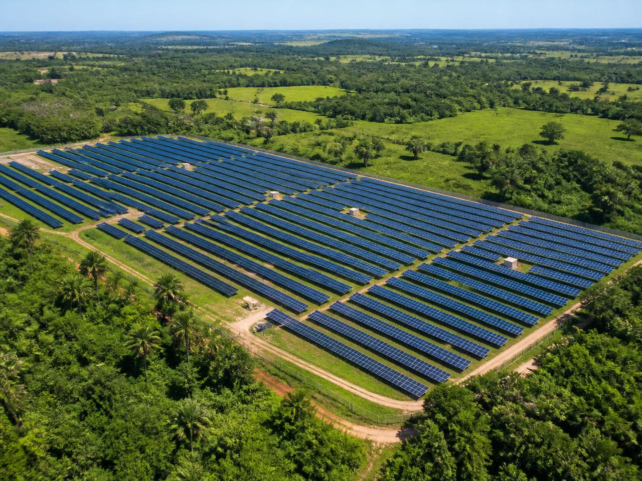 Vista aérea de uma usina solar de solo